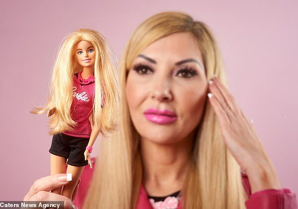 Барби преклонного возраста: женщина празднует 60-летний юбилей любимой куклы