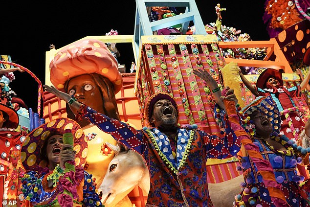 Фотография: В зажигательном ритме самбы: самое яркое зрелище года - красочный карнавал в Рио-де-Жанейро №18 - BigPicture.ru