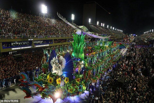 Фотография: В зажигательном ритме самбы: самое яркое зрелище года - красочный карнавал в Рио-де-Жанейро №21 - BigPicture.ru