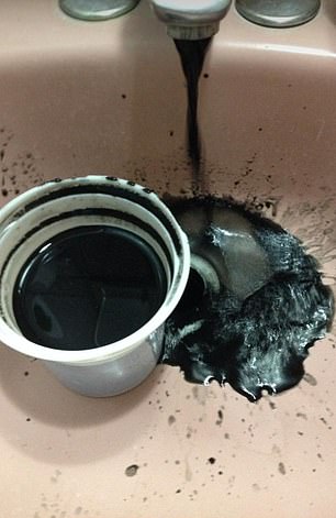 Фотография: Черное проклятие Венесуэлы: из кранов там потекла неизвестная жидкость, похожая на нефть №5 - BigPicture.ru
