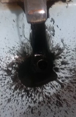 Фотография: Черное проклятие Венесуэлы: из кранов там потекла неизвестная жидкость, похожая на нефть №2 - BigPicture.ru