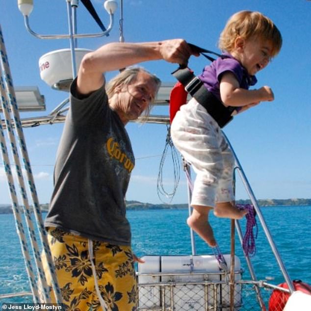 Фотография: На одной волне: супруги путешествуют в открытом море уже 8 лет и за это время родили троих детей №8 - BigPicture.ru