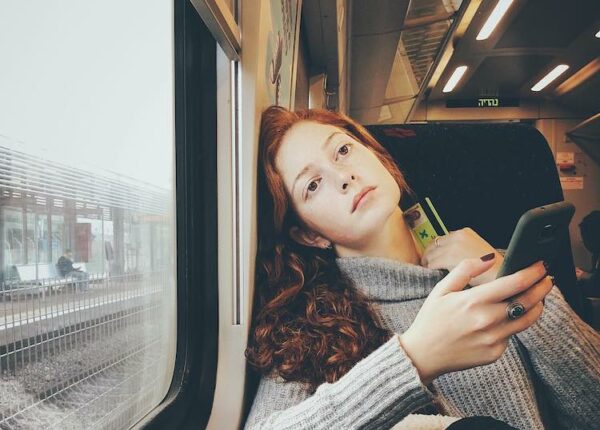«Улыбнитесь, вас снимает скрытая камера!»: Девушка-фотограф делает удивительные снимки незнакомцев на iPhone