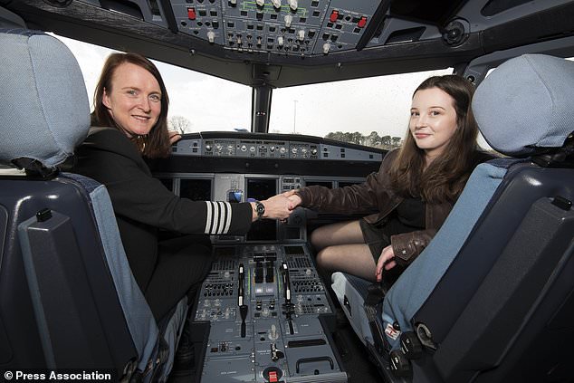Фотография: Дорогу - молодым: самая юная пилот Британии управляет самолетом не хуже опытных летчиков №5 - BigPicture.ru