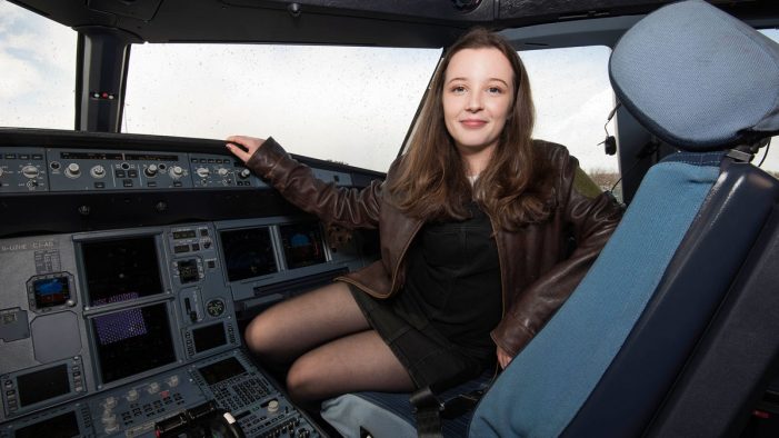 Фотография: Дорогу - молодым: самая юная пилот Британии управляет самолетом не хуже опытных летчиков №3 - BigPicture.ru