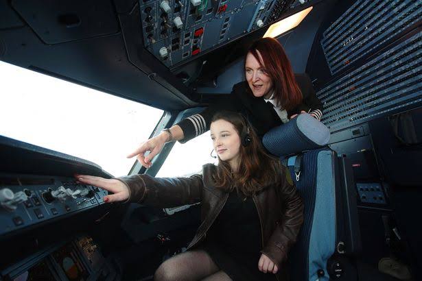 Фотография: Дорогу - молодым: самая юная пилот Британии управляет самолетом не хуже опытных летчиков №2 - BigPicture.ru