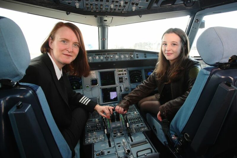Фотография: Дорогу - молодым: самая юная пилот Британии управляет самолетом не хуже опытных летчиков №7 - BigPicture.ru