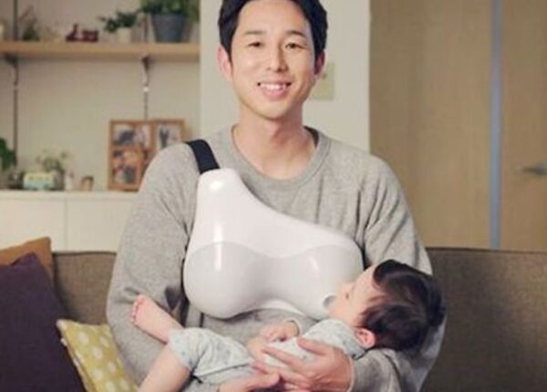 Папа может все: японцы создали гаджет, который позволяет мужчинам вскармливать детей грудным молоком