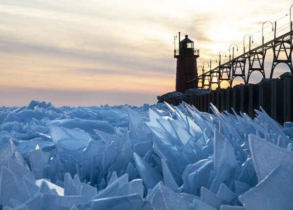 Ледяное волшебство: озеро Мичиган покрылось «чешуей дракона»