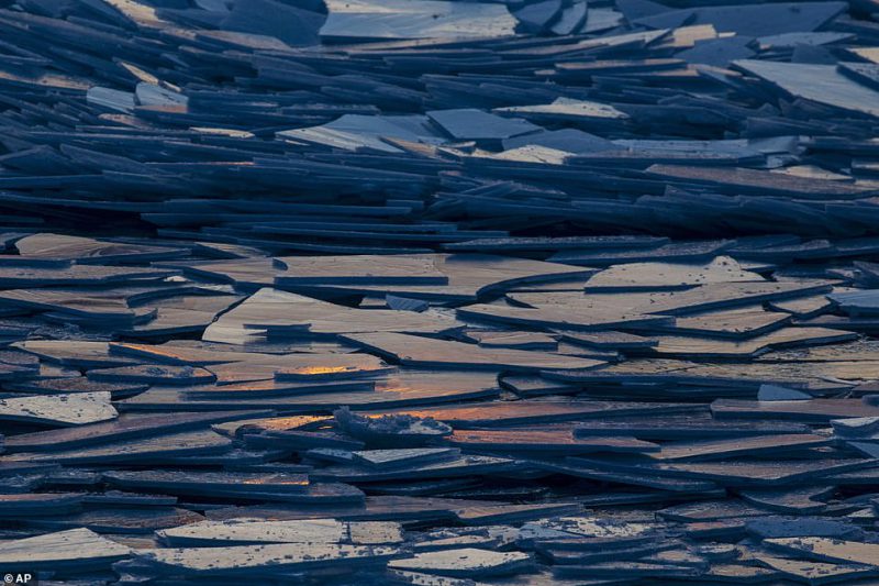 Фотография: Ледяное волшебство: озеро Мичиган покрылось 