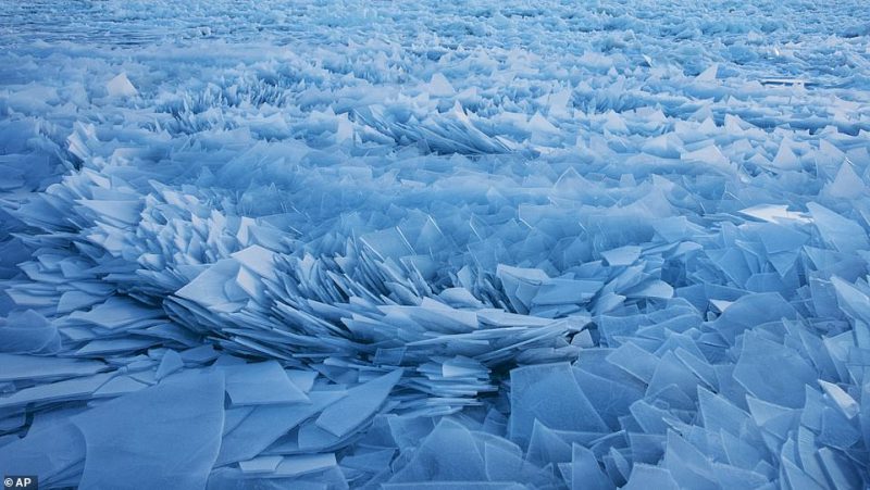 Фотография: Ледяное волшебство: озеро Мичиган покрылось 