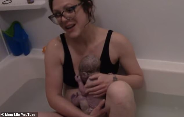 Фотография: Роды в прямом эфире: американка снимала на видео рождение дочери в домашних условиях №11 - BigPicture.ru
