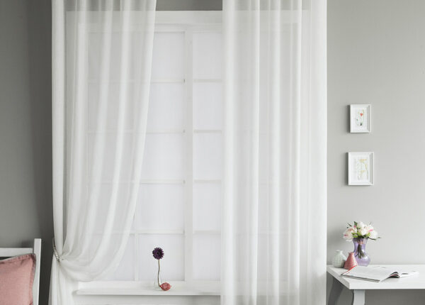 Белый в интерьере на примере штор и диванов