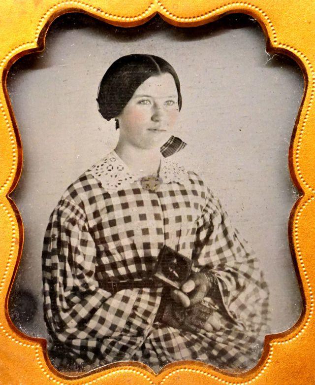 Фотография: 20 колорированных ретро-фото: как выглядели девушки-подростки в середине XIX века №20 - BigPicture.ru