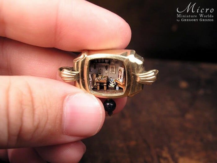 Греческий мастер Грегори Грозос создает миниатюрные миры внутри часов