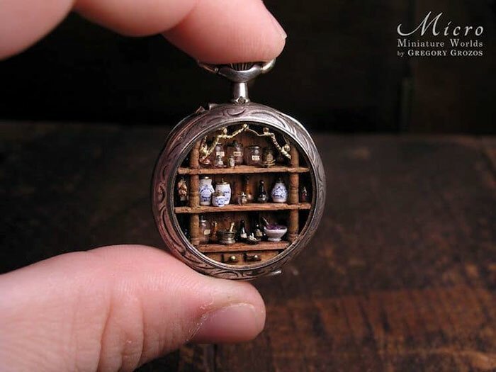 Греческий мастер Грегори Грозос создает миниатюрные миры внутри часов