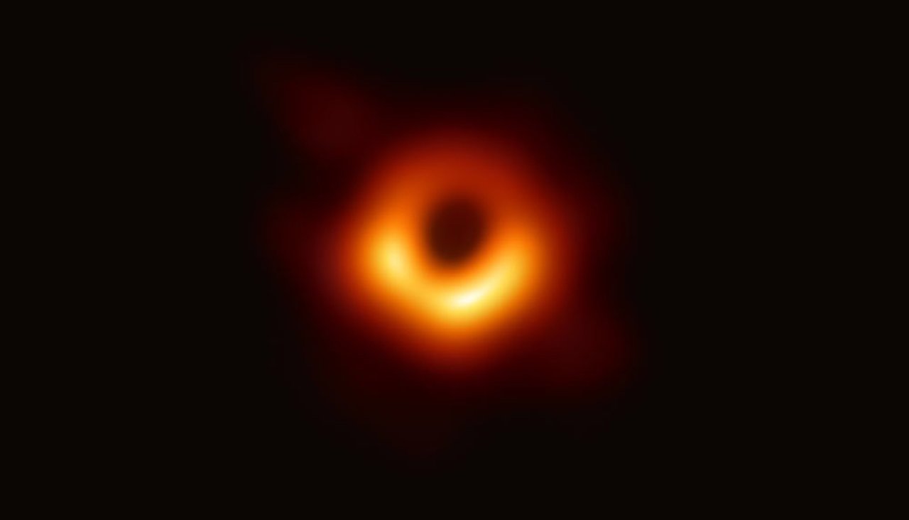 Фотография: Первая фотография черной дыры: ученые представили доказательства ее существования №3 - BigPicture.ru
