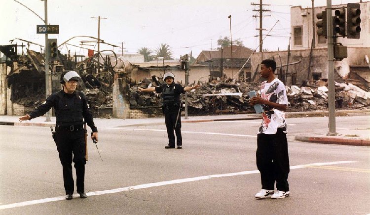 Фотография: Лос-Анджелесский бунт: как происходило самое разрушительное восстание в истории США №10 - BigPicture.ru
