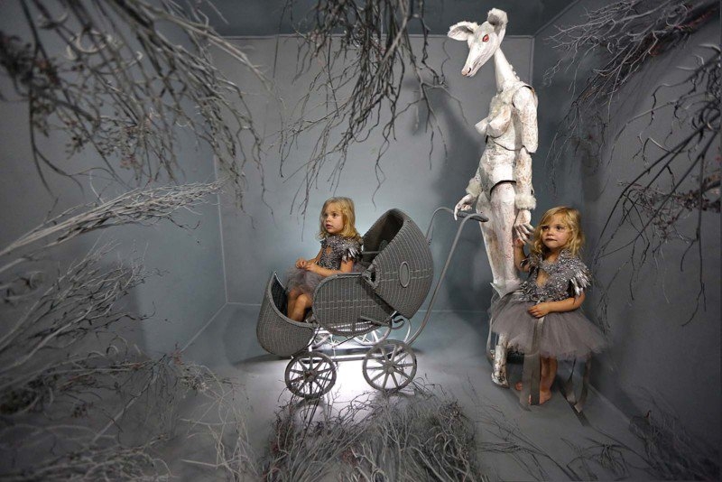 Карен Джерчик и ее сюрреалистичные цветные истории Карен Джерчик и ее сюрреалистичные цветные истории Искусство