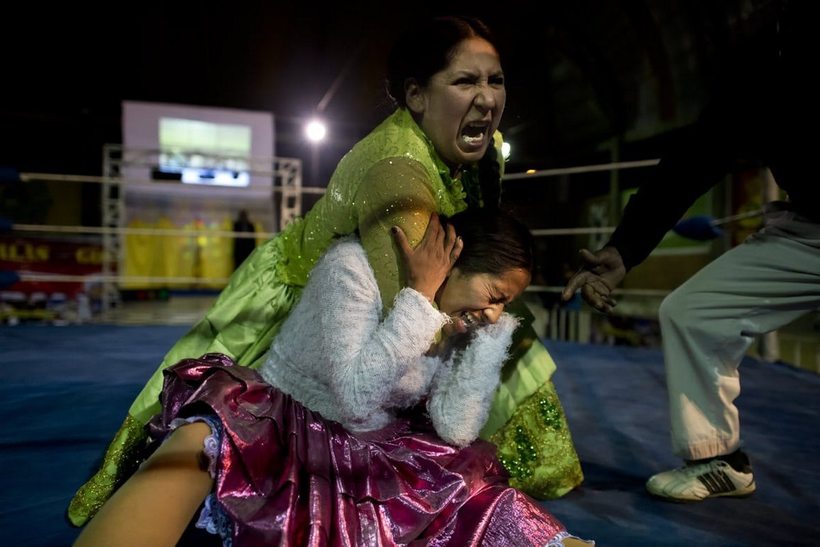 Фотография: Летающие чолитас: как проходят женские бои в Боливии №8 - BigPicture.ru