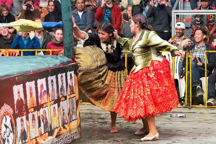 Фотография: Летающие чолитас: как проходят женские бои в Боливии №6 - BigPicture.ru