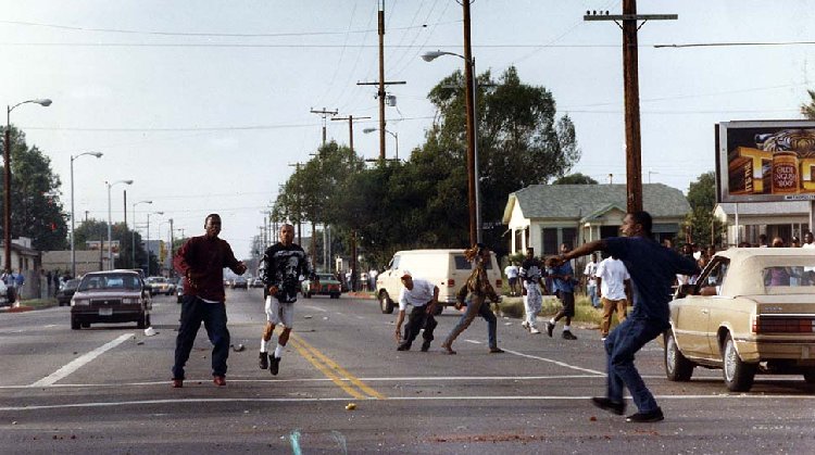 Фотография: Лос-Анджелесский бунт: как происходило самое разрушительное восстание в истории США №3 - BigPicture.ru