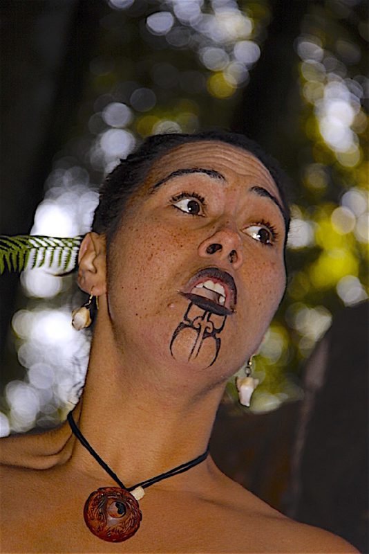 Фотография: Зачем красавицам борода? История татуировок маори та-моко, которые становятся трендом №9 - BigPicture.ru