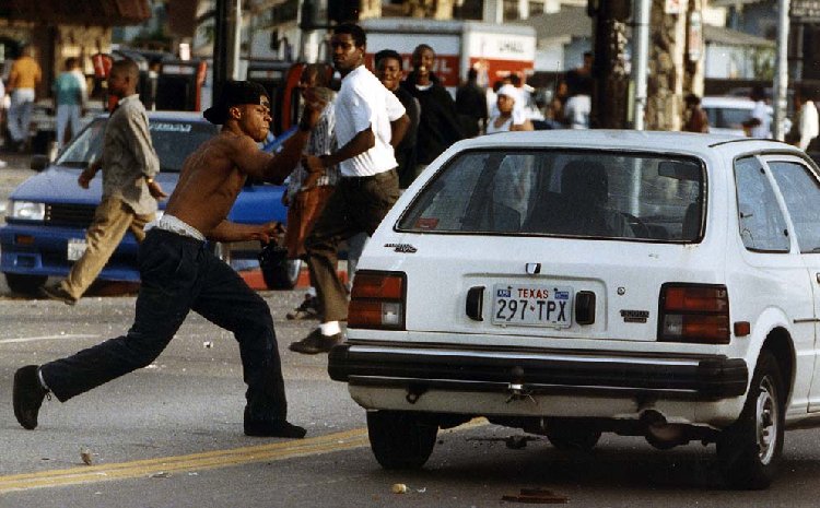 Фотография: Лос-Анджелесский бунт: как происходило самое разрушительное восстание в истории США №6 - BigPicture.ru