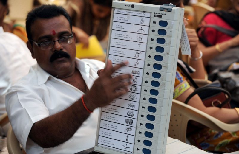 Фотография: Особенности национальных выборов в Индии: диваны, лотосы и слоны в бюллетени №3 - BigPicture.ru