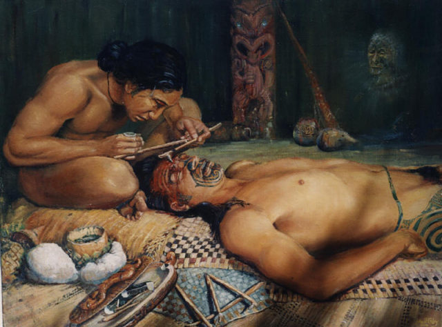 Зачем красавицам борода? История татуировок маори та-моко, которые становятся трендом