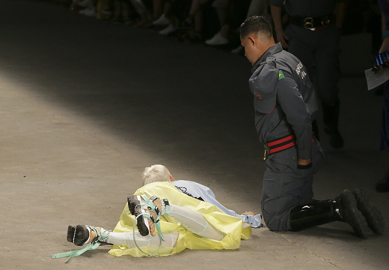 Фотография: В Сан-Паулу мужчина-модель умер после падения на подиуме №1 - BigPicture.ru