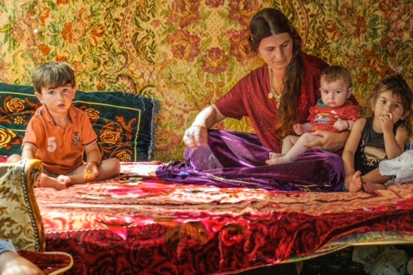 Фотография: Народ без постоянного места жительства: итальянский фотограф создал уникальный проект о жизни цыган №1 - BigPicture.ru