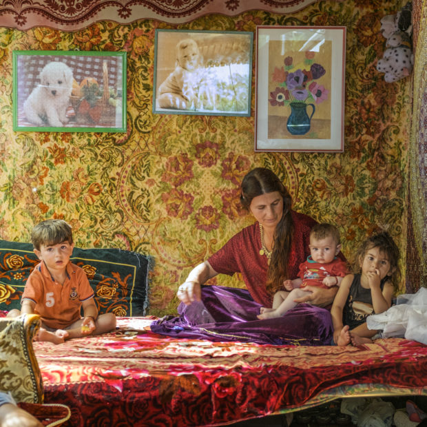 Фотография: Народ без постоянного места жительства: итальянский фотограф создал уникальный проект о жизни цыган №8 - BigPicture.ru