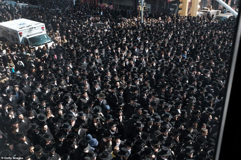 Фотография: 100 тысяч евреев-хасидов вышли на улицы Бруклина №2 - BigPicture.ru
