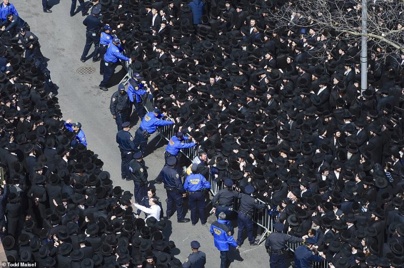 Фотография: 100 тысяч евреев-хасидов вышли на улицы Бруклина №5 - BigPicture.ru