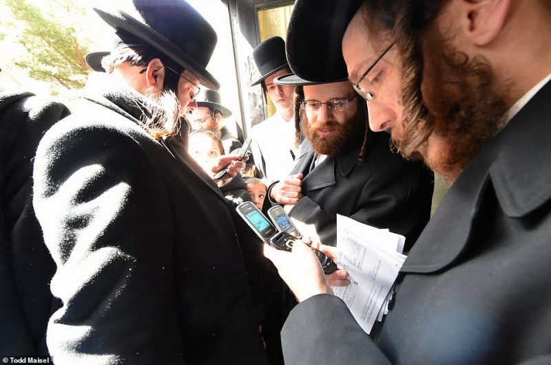Фотография: 100 тысяч евреев-хасидов вышли на улицы Бруклина №11 - BigPicture.ru