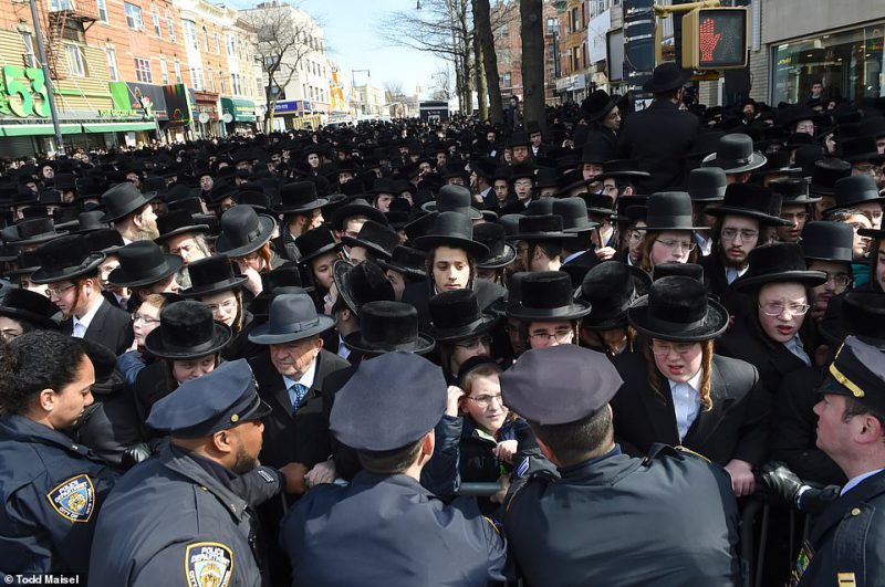 Фотография: 100 тысяч евреев-хасидов вышли на улицы Бруклина №9 - BigPicture.ru