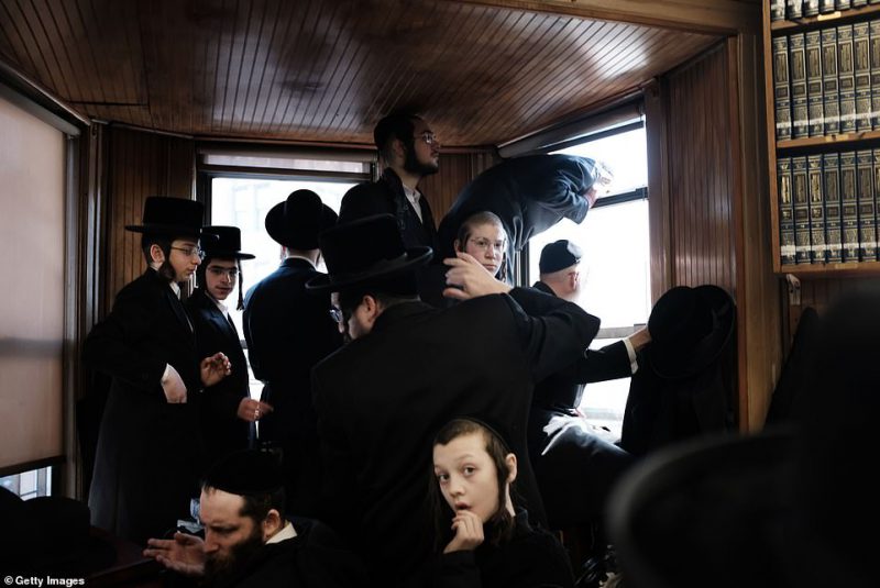 Фотография: 100 тысяч евреев-хасидов вышли на улицы Бруклина №12 - BigPicture.ru