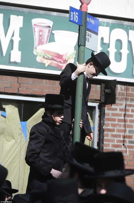 Фотография: 100 тысяч евреев-хасидов вышли на улицы Бруклина №4 - BigPicture.ru