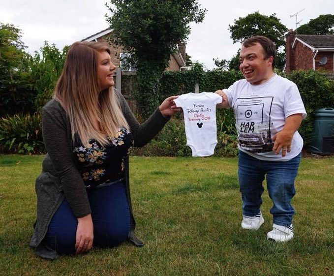 Фотография: Большое счастье маленького человека: британец ростом 1 метр создал семью и недавно стал отцом №5 - BigPicture.ru