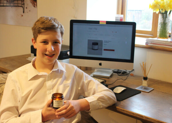 Огонек успеха: 12-летний мальчик зарабатывает тысячи фунтов на производстве свечей