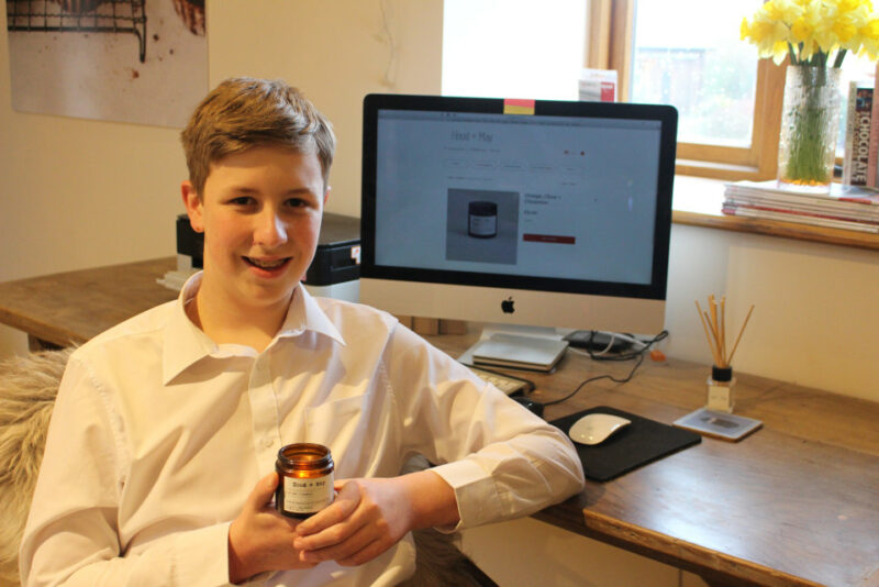 Фотография: Огонек успеха: 12-летний мальчик зарабатывает тысячи фунтов на производстве свечей №1 - BigPicture.ru