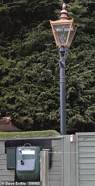 Фотография: Изобретатель из Британии создал уличный фонарь, который работает на собачьих какашках №3 - BigPicture.ru