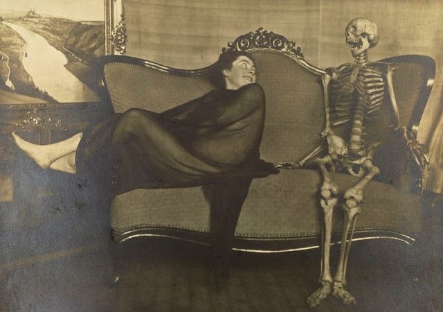Дама со скелетом сюрреалистический фотосет Франца Фидлера начала 1920-х годов