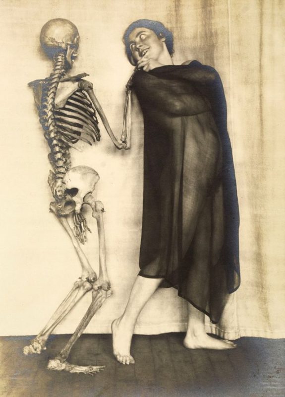 Фотография: Дама со скелетом: сюрреалистический фотосет Франца Фидлера начала 1920-х годов №3 - BigPicture.ru