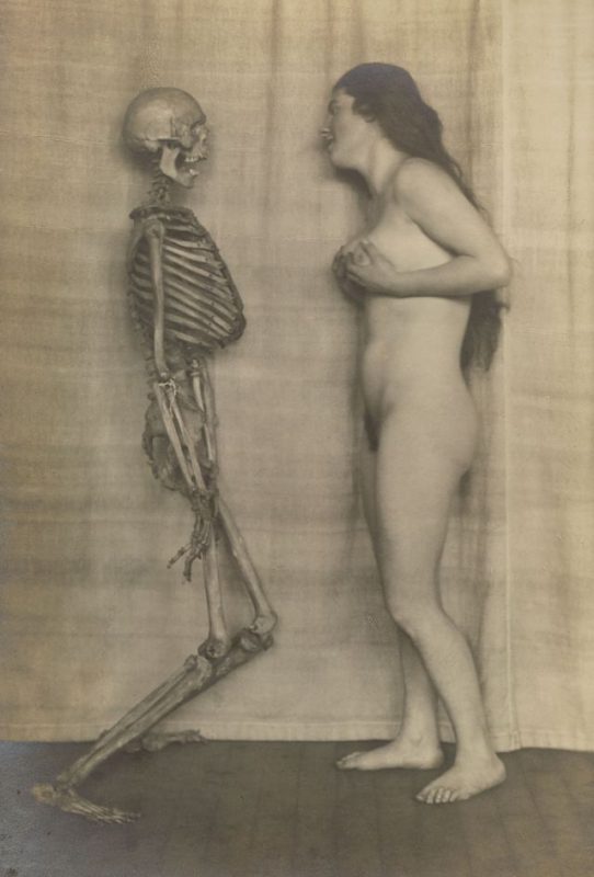 Фотография: Дама со скелетом: сюрреалистический фотосет Франца Фидлера начала 1920-х годов №5 - BigPicture.ru