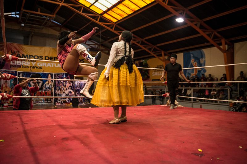Летающие чолитас — как проходят женские бои в Боливии