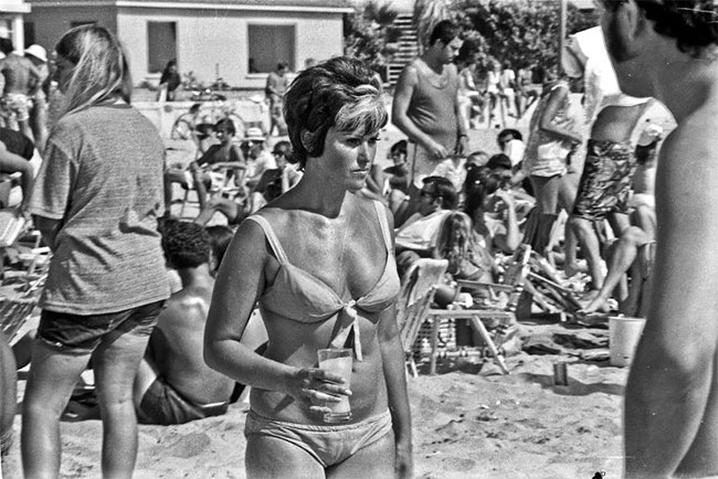 Фотография: Утомленные солнцем: жаркий летний день 1970 года на знаменитом пляже Мишен Бич №2 - BigPicture.ru