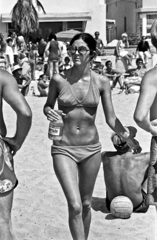 Фотография: Утомленные солнцем: жаркий летний день 1970 года на знаменитом пляже Мишен Бич №6 - BigPicture.ru