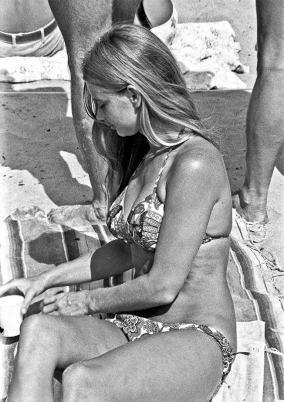 Фотография: Утомленные солнцем: жаркий летний день 1970 года на знаменитом пляже Мишен Бич №10 - BigPicture.ru